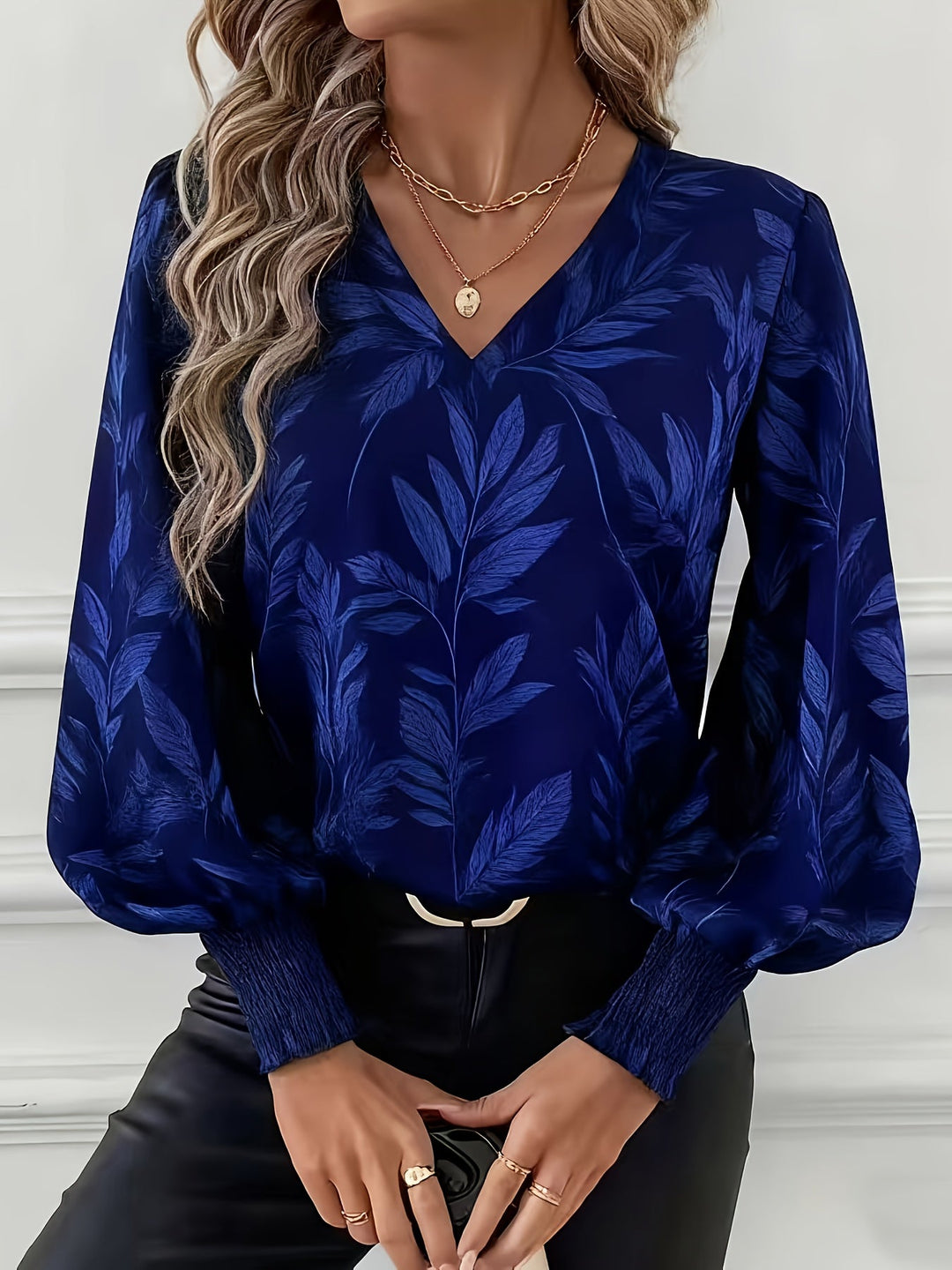 Lorna | Graciös V-ringad Blus med Lyktärmar
