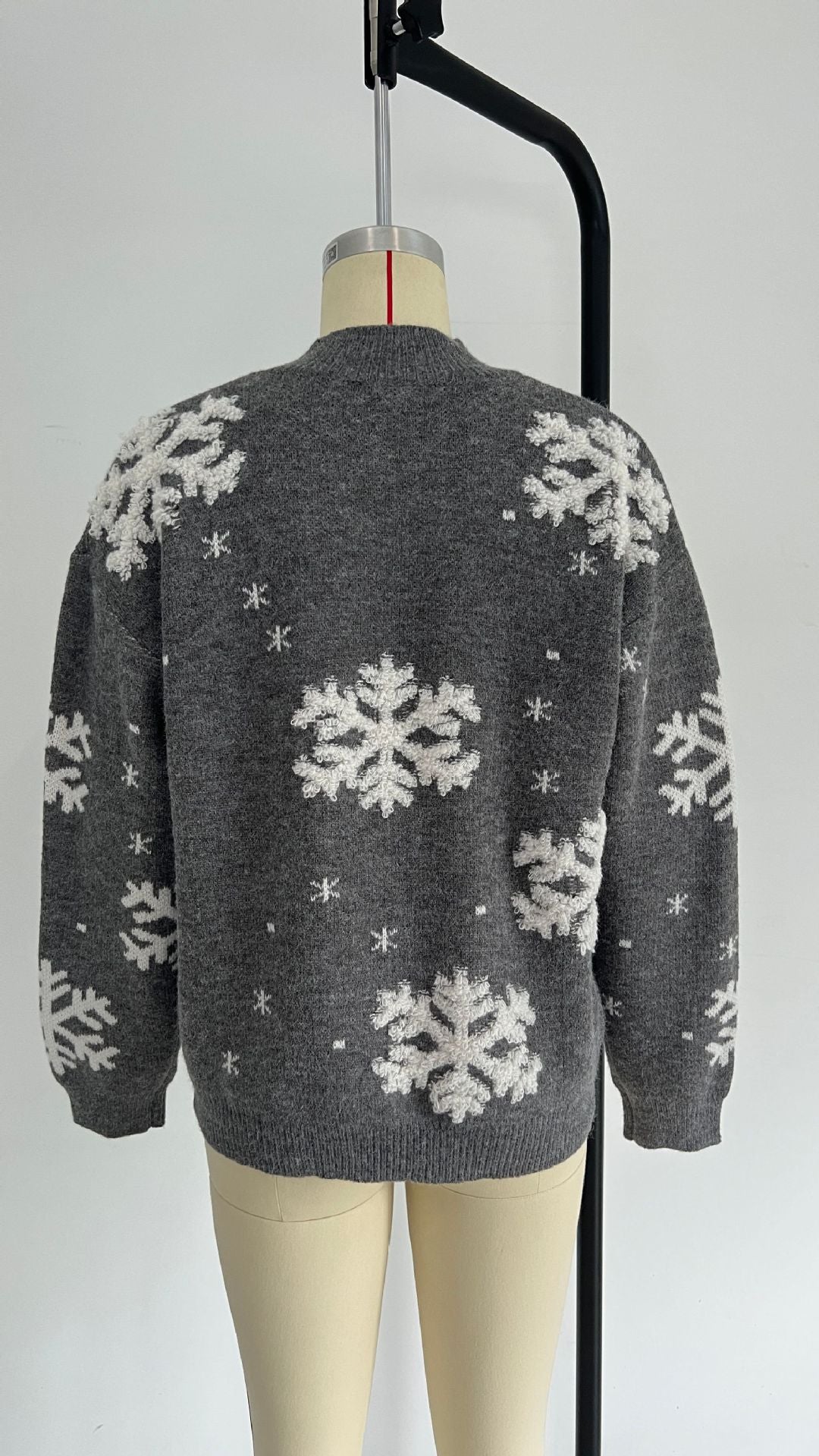 Kvinna i röd fluffig jultröja med snöflingor