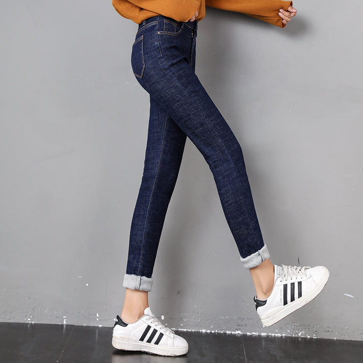 Kvinna i svarta fodrade skinny jeans
