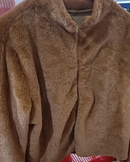 Teddyjacka dam med hög krage och dragkedja, mjuk och varm