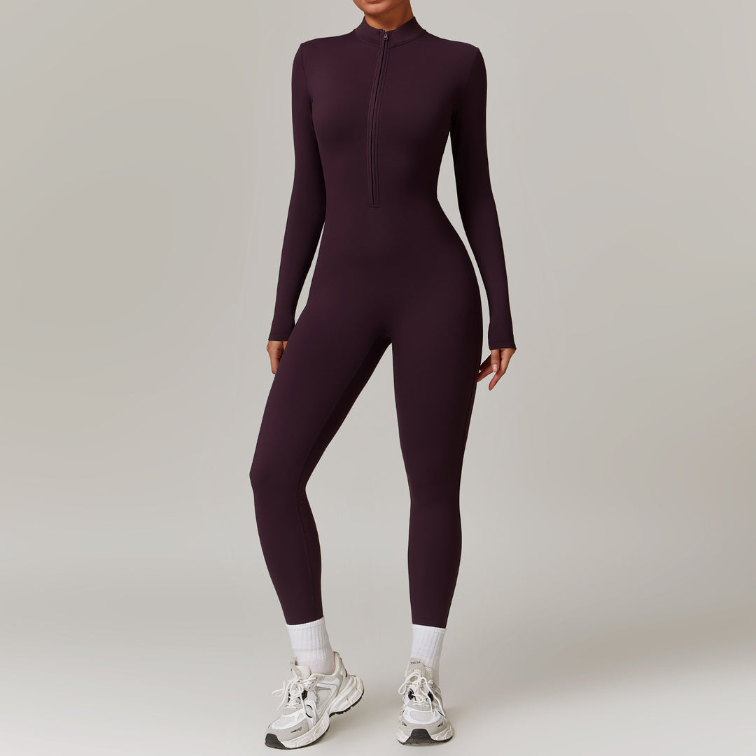 Kvinna i svart långärmad träningsjumpsuit