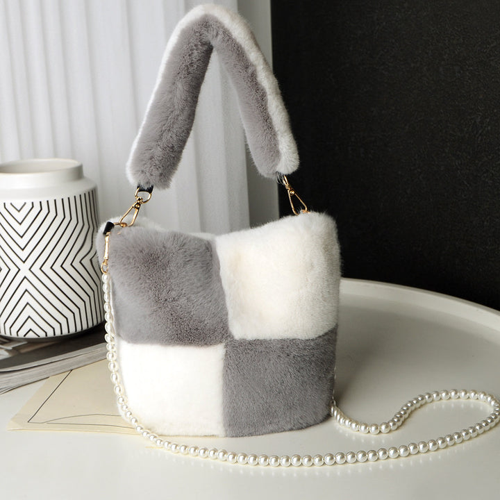 Fluffig bucket bag med pärlkedja