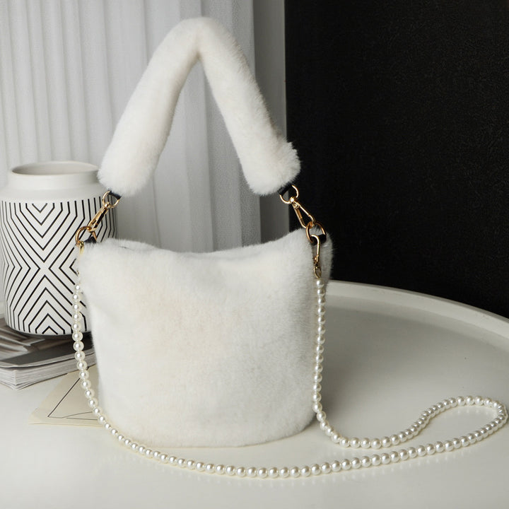 Fluffig bucket bag med pärlkedja