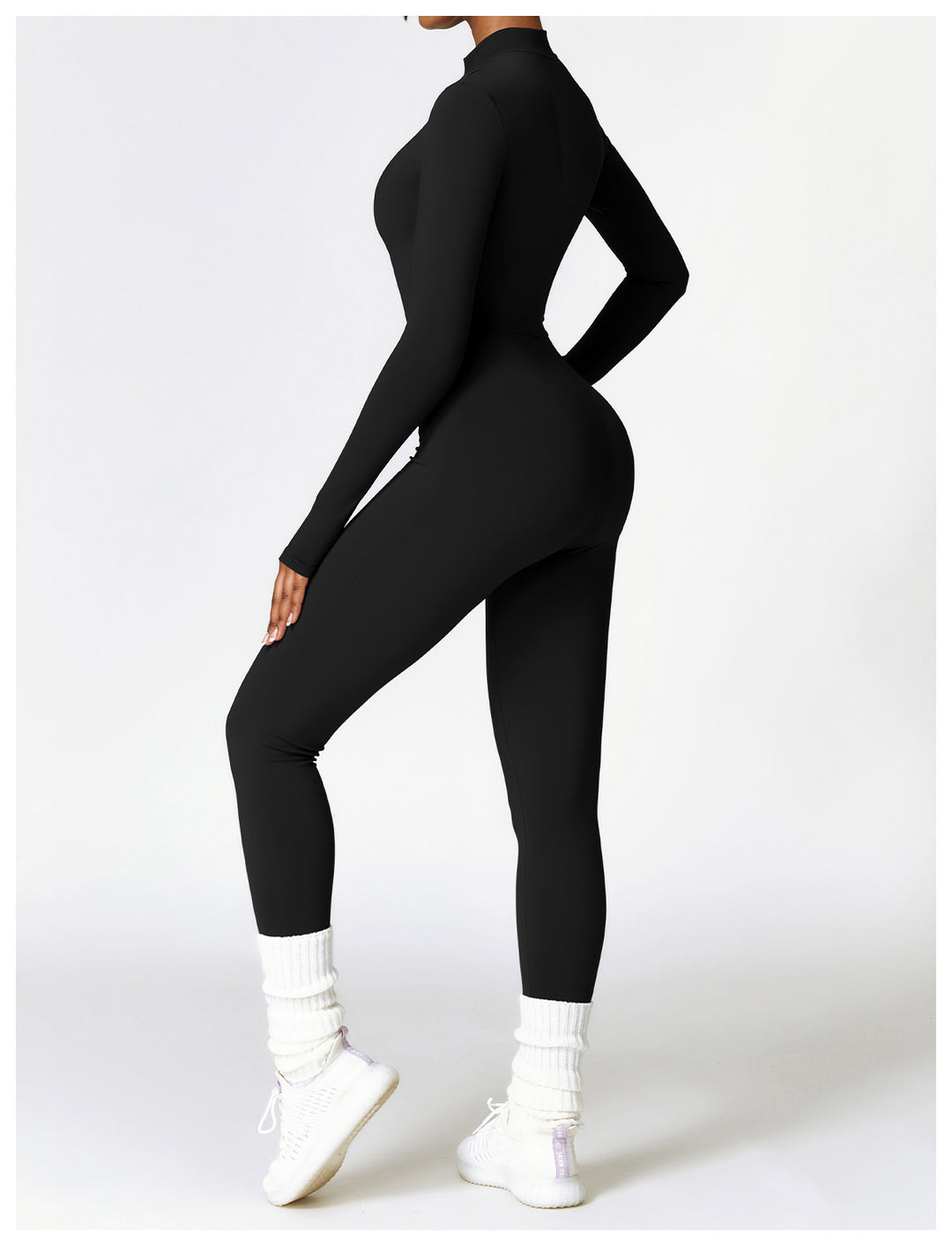 Kvinna i svart långärmad träningsjumpsuit