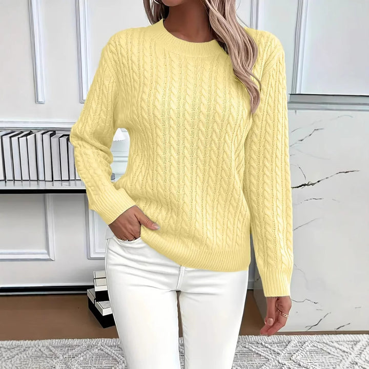 Stickad tröja med twistmönster och rund hals – elegant