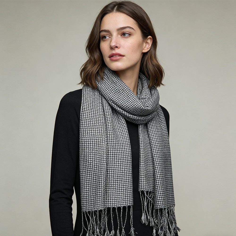 Svartvit jacquardhalsduk i set om två – grafiskt mönster