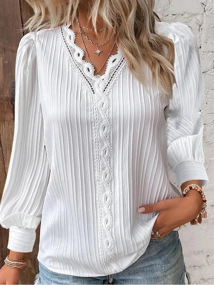 Rowena | Blus med spetsdetaljer och V-ringning