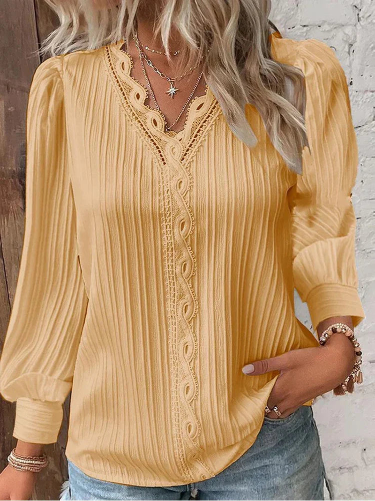 Rowena | Blus med spetsdetaljer och V-ringning