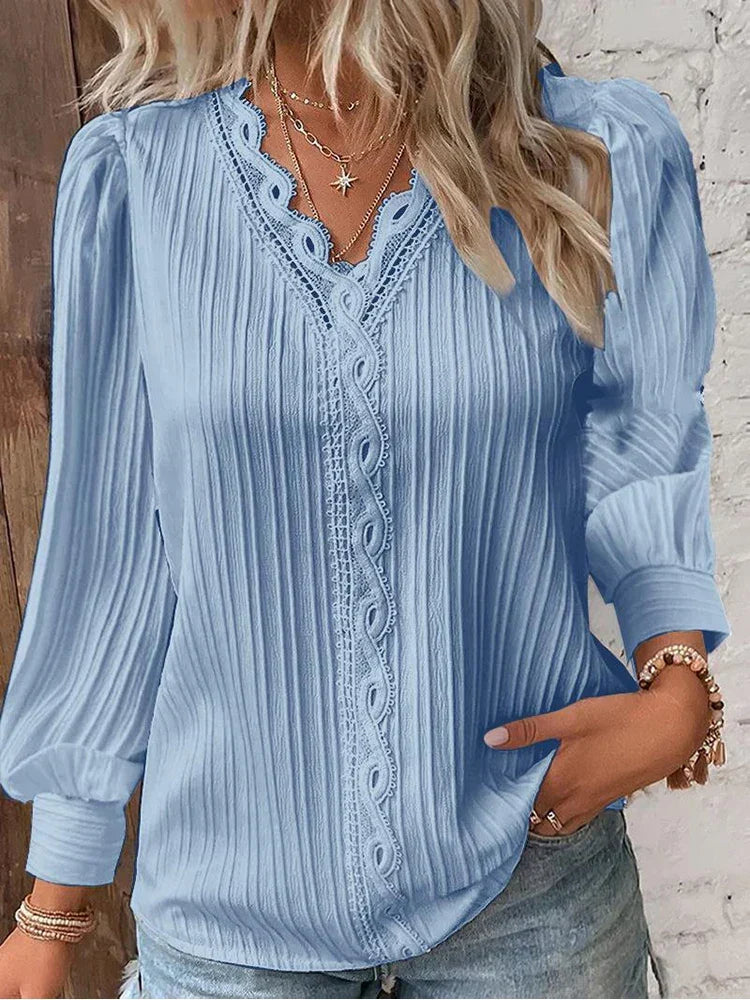 Rowena | Blus med spetsdetaljer och V-ringning