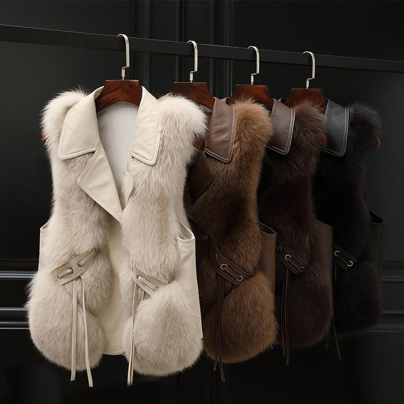Kvinna i beige kort fuskpälsväst