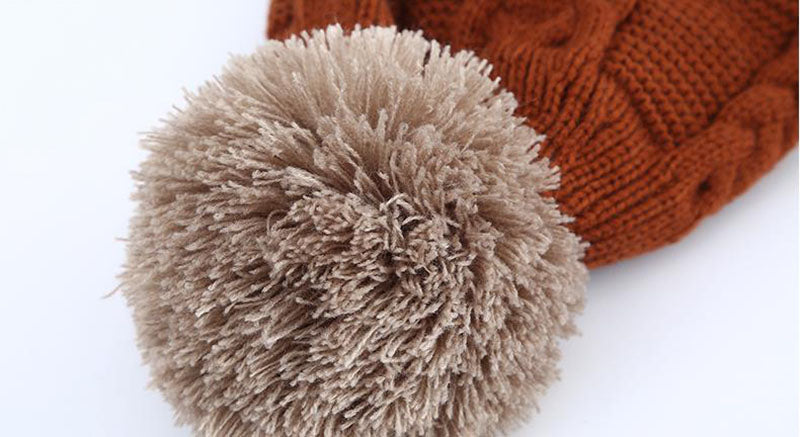 Stickat vinterset med mössa och halsvärmare