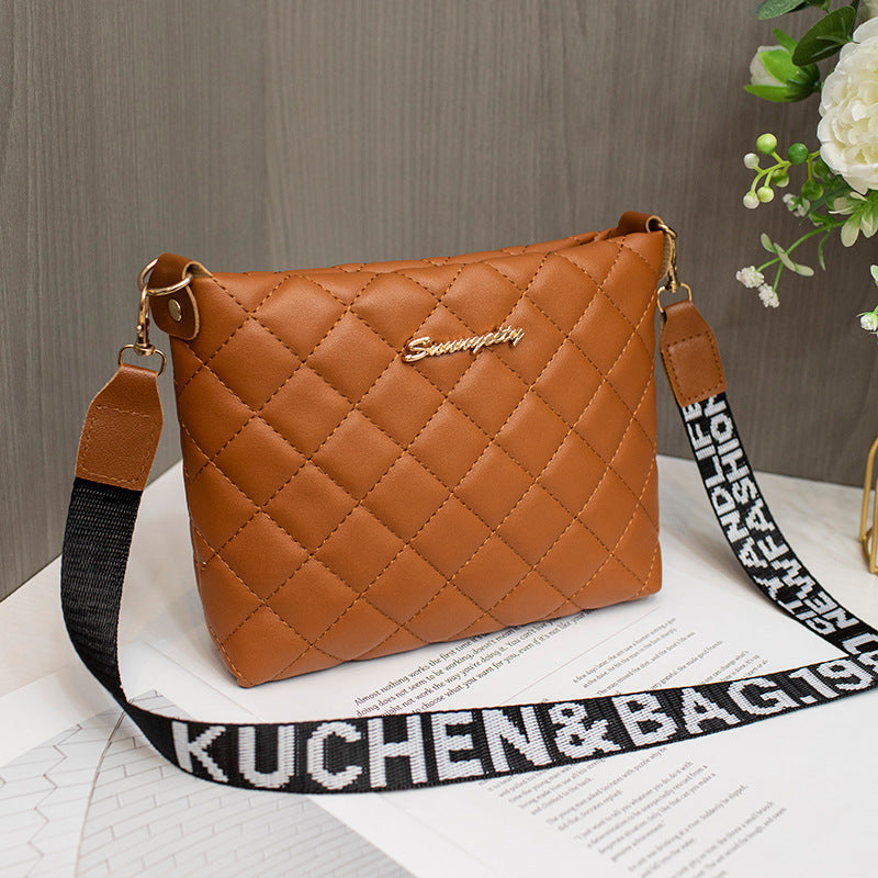 Liten quiltad crossbodyväska med bred rem