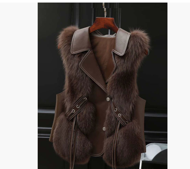 Kvinna i beige kort fuskpälsväst