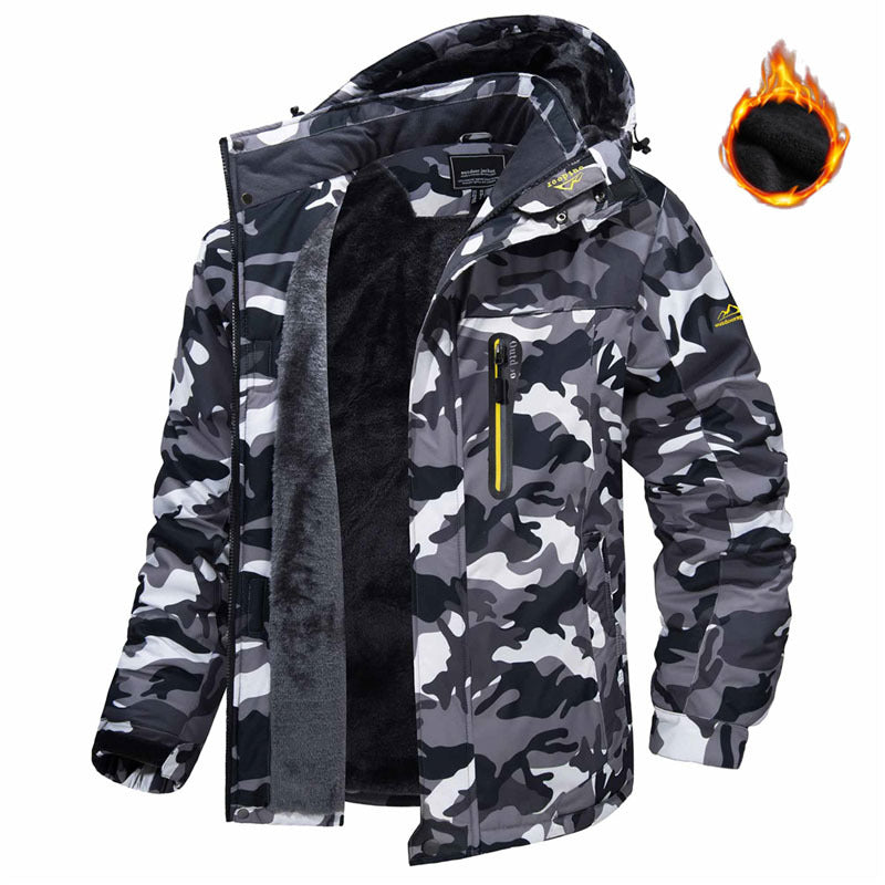 Man i parkas med huva och plyschfoder