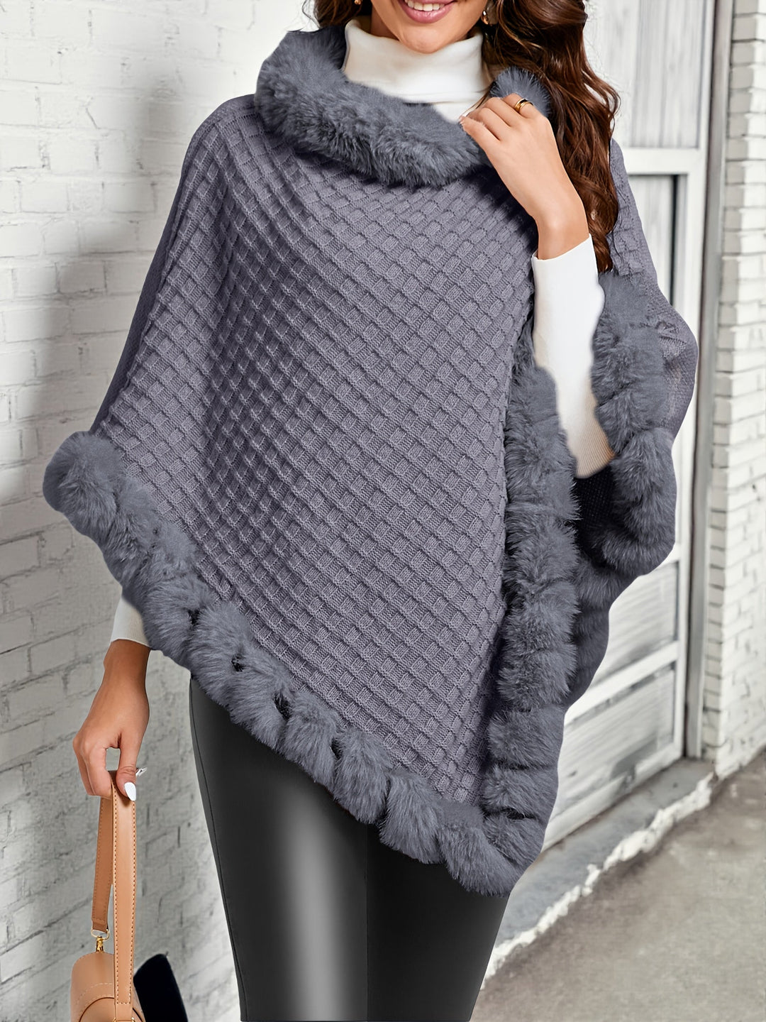 Rosabel | Mysig Poncho med Pälsdetaljer