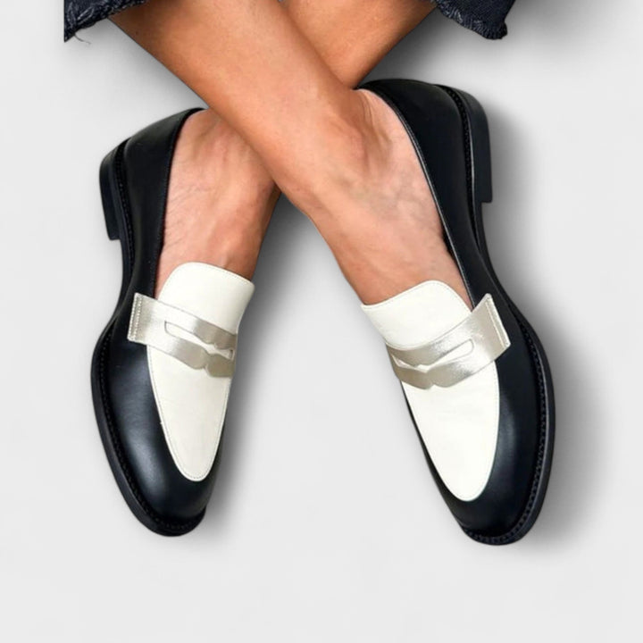 Zara | Klassiska Svarta Loafers med Metallisk Finish
