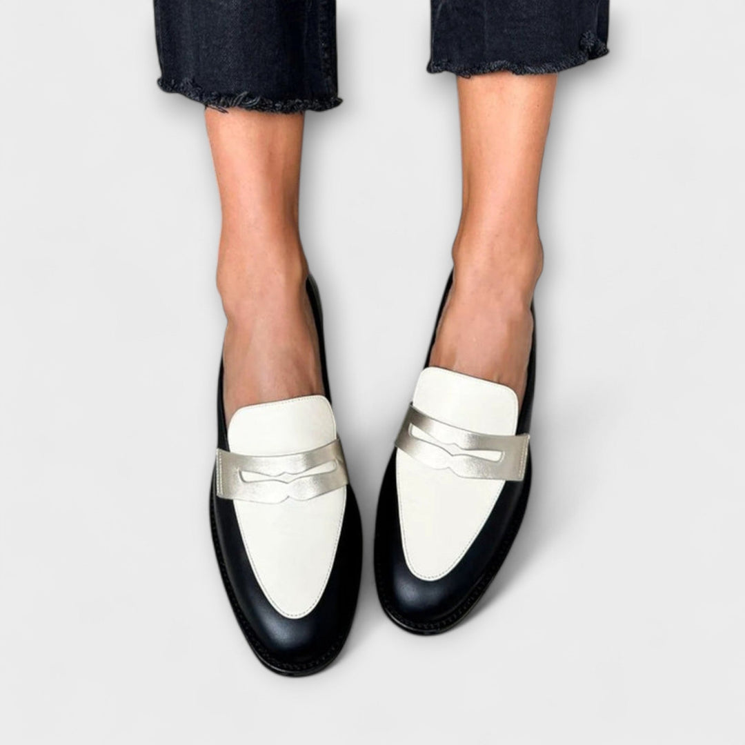 Zara | Klassiska Svarta Loafers med Metallisk Finish