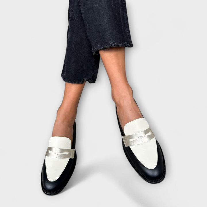 Zara | Klassiska Svarta Loafers med Metallisk Finish