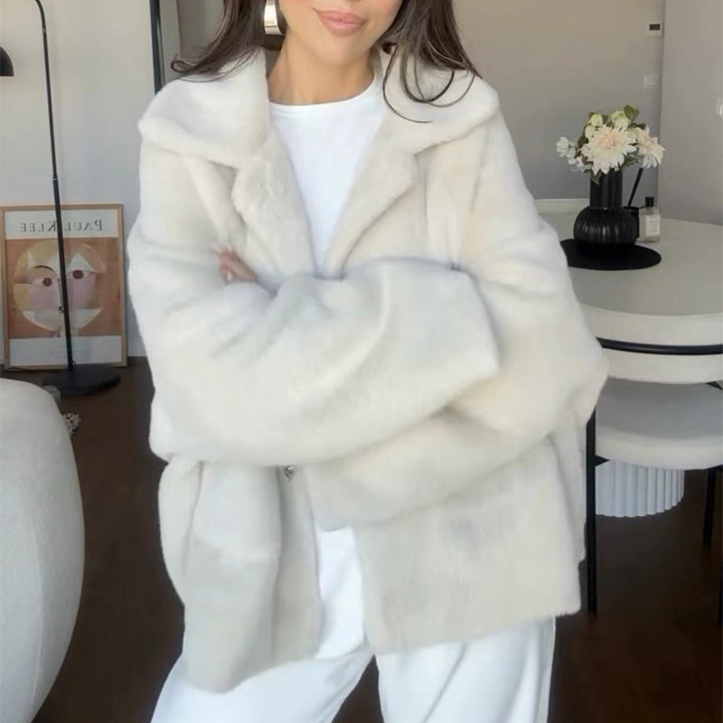 Kvinna i benvit kort teddyjacka