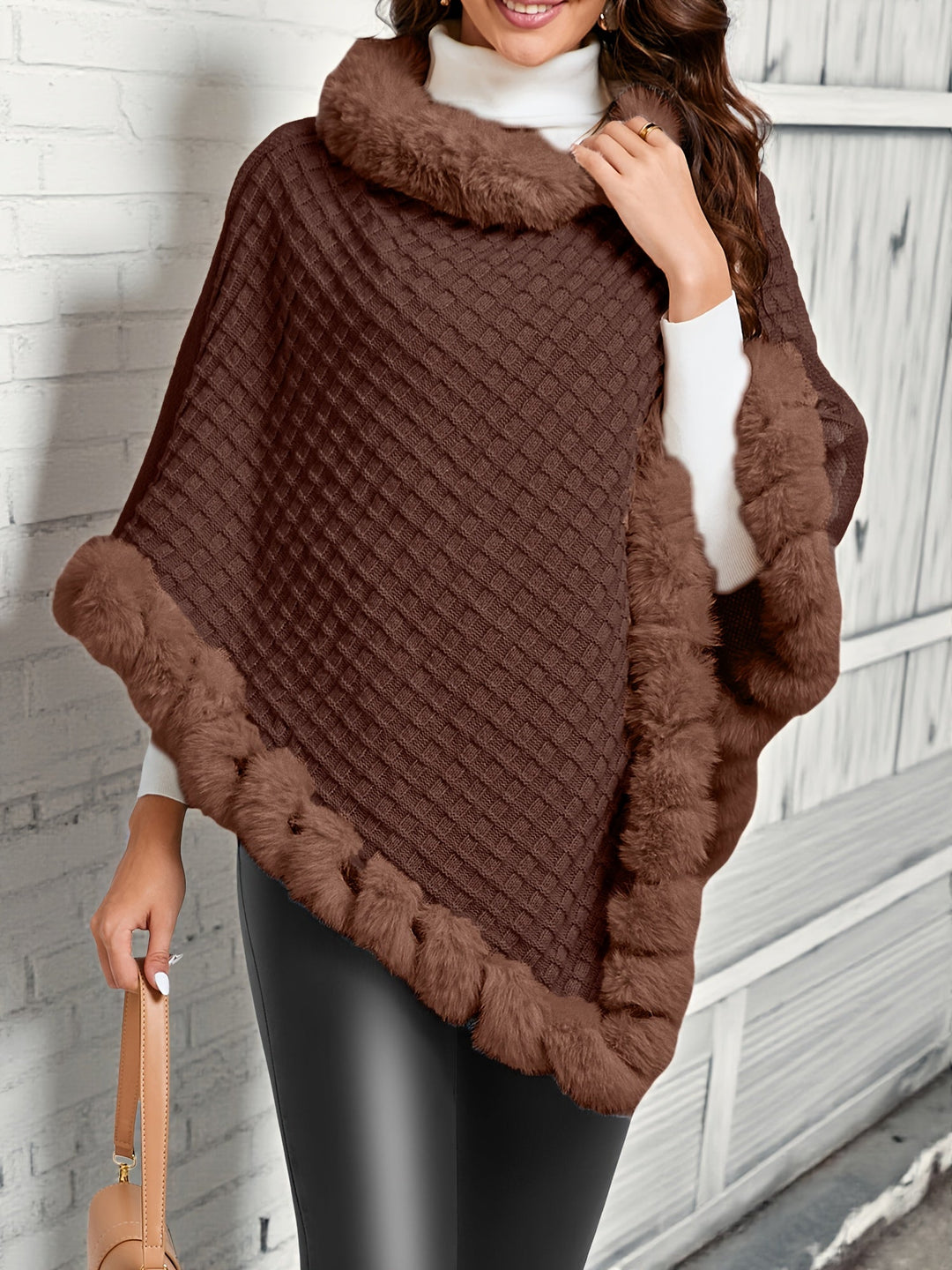 Rosabel | Mysig Poncho med Pälsdetaljer